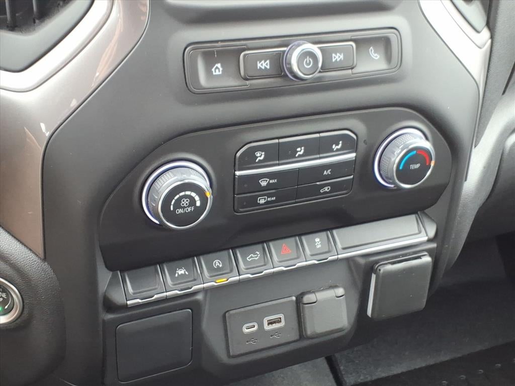 2022 Chevrolet Silverado 1500 4WD Crew Cab Short Bed Custom