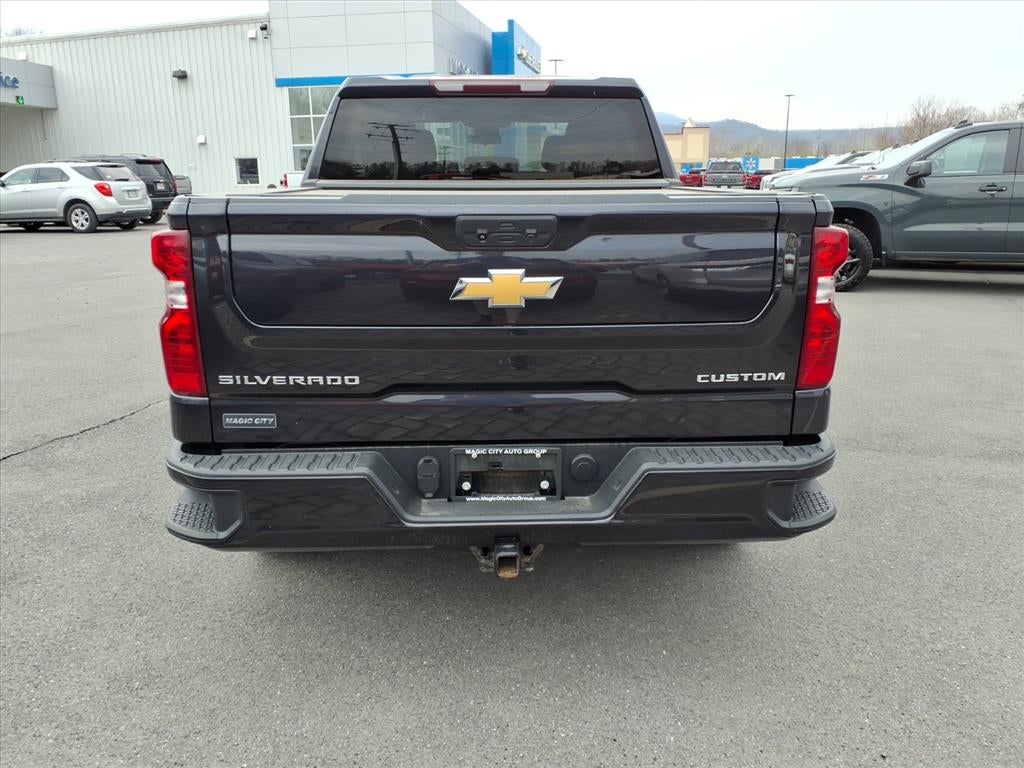 2022 Chevrolet Silverado 1500 4WD Crew Cab Short Bed Custom