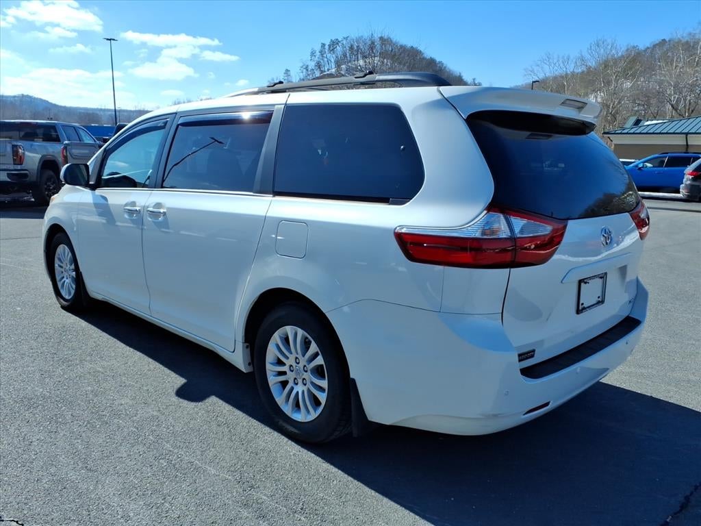 2017 Toyota Sienna XLE 8 Passenger